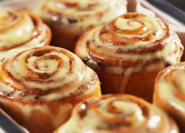 طريقة عمل السينابون خطوة بخطوة.. تعرفي على سر العجينة الهشة والصوص الكريمي