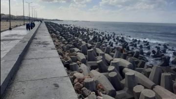 علوم البحار يوضح سبب انحسار مياه الإسكندرية وظهور شاطئ رملي علوم البحار يوضح سبب انحسار مياه الإسكندرية وظهور شاطئ رملي