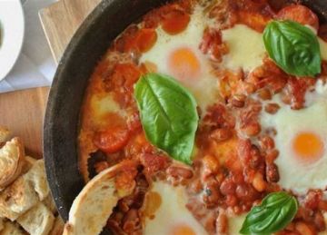 لفطار يوم الجمعة.. حضري طبق الفول بالبيض بالطريقة الأصلية (المكونات والخطوات) لفطار يوم الجمعة.. حضري طبق الفول بالبيض بالطريقة الأصلية (المكونات والخطوات)