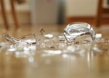 لو حاجة زجاج اتكسرت منك في المطبخ.. خطوات التنظيف الآمن بدون جروح أو خدوش لو حاجة زجاج اتكسرت منك في المطبخ.. خطوات التنظيف الآمن بدون جروح أو خدوش