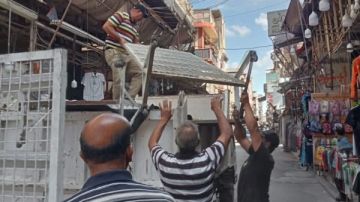 مدير أمن بورسعيد يواصل فتح شوارع الحميدي والتجاري والشرقية بعد الحريق.. صور