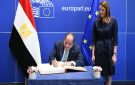 مصر.. فيديو يكشف خط يد السيسي وأسلوب كتابته بسجل زوار برلمان أوروبا يشعل تفاعلا - eg