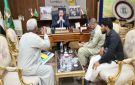 محافظ المنوفية يلتقي أسرة الشاب حسان ويقدم دعما ماليا ويوجه بتقديم الرعاية - eg