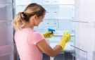 5 حيل فعالة لتنظيف الثلاجة والتخلص من الروائح الكريهة