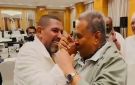 محمد عبده وهاني فرحات يتبادلان تقبيل اليد: نكيد العوازل - eg