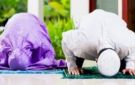 كيف تقف المرأة في صلاة الجماعة مع زوجها؟..الإفتاء توضح - eg