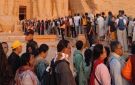 أطول طابور.. اصطفاف آلاف السائحين لمتابعة تعامد الشمس على رمسيس الثاني - eg