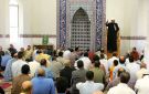 حكم تصفح الموبايل أثناء خطبة الجمعة.. الإفتاء: يحرمك من استحقاق ثواب الصلاة - eg