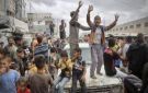 رصدتها الكاميرا.. لحظة إلقاء جنود الاحتلال قنبلة صوتية على شباب فلسطينيين - eg