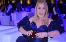 مش بتكبر.. أحدث ظهور لـ نادية الجندي بفستان أزرق أنيق - eg