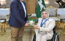 محافظ الشرقية يكرم رحاب رضوان لاعبة رفع الأثقال البارالمبي - eg