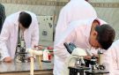 طلاب العلاج الطبيعي والعلوم بجامعة القاهرة الأهلية في معامل قصر العيني - eg