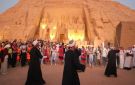 بحضور آلاف السائحين..فرق مهرجان أسوان تحتفل بظاهرة تعامد الشمس في معبد أبو سمبل - eg