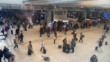 إخلاء محطة قطار مونبارناس بوسط باريس بعد مقتل مشتبه به.. شاهد إخلاء محطة قطار مونبارناس بوسط باريس بعد مقتل مشتبه به.. شاهد