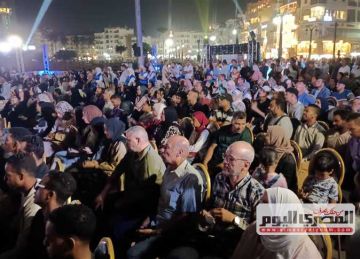 المصريون يتابعون افتتاح المتحف الكبير في أجواء احتفالية بالميادين العامة