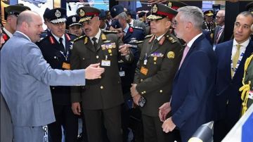 رئيس الأركان يتفقد أحدث تقنيات الطيران والفضاء بمعرض دبي الدولي رئيس الأركان يتفقد أحدث تقنيات الطيران والفضاء بمعرض دبي الدولي