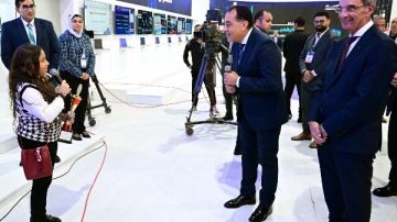 رئيس الوزراء يستمع لتجربة طفلة مصرية ناجحة في Cairo ICT