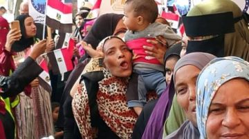 سيدات أسوان يتصدرن المشهد فى ثانى أيام الانتخابات.. شاهد سيدات أسوان يتصدرن المشهد فى ثانى أيام الانتخابات.. شاهد