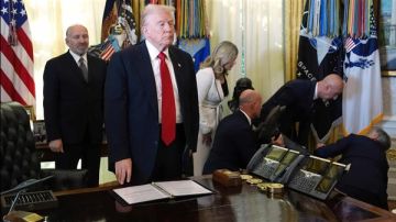 عارض طبي طارئ لضيف يقطع مؤتمرا صحفيا لترامب في البيت الأبيض