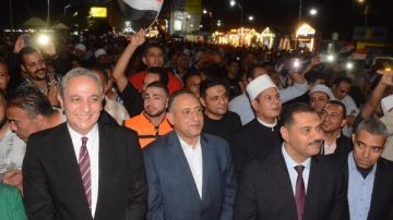 محافظ الغربية وسط المواطنين بطنطا لمشاهدة افتتاح المتحف المصري الكبير صور محافظ الغربية وسط المواطنين بطنطا لمشاهدة افتتاح المتحف المصري الكبير صور