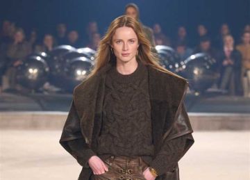 موضة 2025.. تنسيق الملابس والألوان في فصل الشتاء