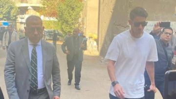 وصول شريف إكرامي إلى قاعة المحكمة لدعم ومساندة رمضان صبحي.. شاهد