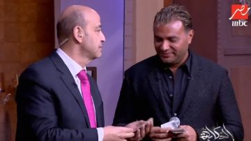أعطى له 1000 جنيه.. وصلة مزاح بين عمرو أديب ورامي صبري على الهواء