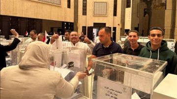 إقبال كثيف للمصريين بالسعودية للإدلاء بأصواتهم في انتخابات النواب إقبال كثيف للمصريين بالسعودية للإدلاء بأصواتهم في انتخابات النواب