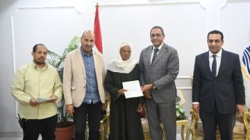 بعد سداد مستحقات الدولة.. محافظ قنا يسلم عقود تقنين جديدة لواضعى اليد