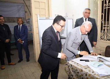 رئيس جامعة المنيا يدلي بصوته في انتخابات مجلس النواب ويحث على المشاركة الإيجابية رئيس جامعة المنيا يدلي بصوته في انتخابات مجلس النواب ويحث على المشاركة الإيجابية