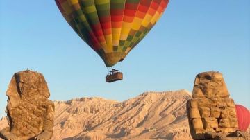 سحر السماء في حضن الحضارة 63 بالون يحلق فوق الأقصر