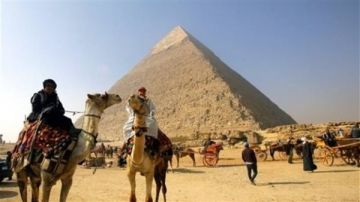 عاجل قرار جديد بشأن 3 سائحين تجردوا من ملابسهم بجوار الهرم الأكبر