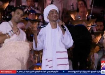 لمشاركته المشرفة في افتتاح المتحف المصرى الكبير.. محافظ أسوان يهنئ المطرب النوبي أحمد إسماعيل