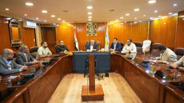 محافظ أسيوط يلتقي أهالي الحواتكة بمنفلوط لمتابعة أعمال تطوير الكوبري محافظ أسيوط يلتقي أهالي الحواتكة بمنفلوط لمتابعة أعمال تطوير الكوبري