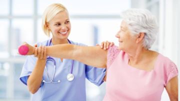 منع التشخيص والوصفات للمهنيين غير المرخصين.. ضوابط صارمة لمزاولي مهنة العلاج الطبيعي