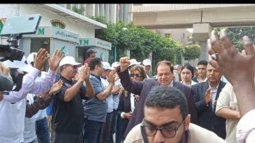 وصول أبو العينين إلى مقر هيئة النظافة بالدقي وسط حفاوة من الناخبين