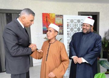 تكريم الفائز بالمركز الأول على مستوى الجمهورية في مسابقة القرآن الكريم بأسوان تكريم الفائز بالمركز الأول على مستوى الجمهورية في مسابقة القرآن الكريم بأسوان