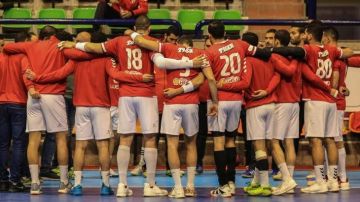 خالد فتحي يشكر اتحاد اليد الإماراتي ويهدي رئيسه درع نظيره المصري خالد فتحي يشكر اتحاد اليد الإماراتي ويهدي رئيسه درع نظيره المصري