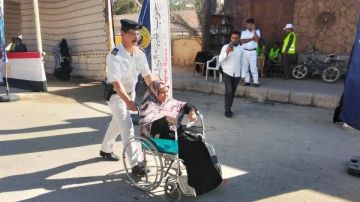 كبار السن بمطروح يحرصون على الإدلاء بأصواتهم وسط مساعدة رجال الشرطة صور 