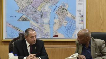 محافظ بورسعيد يتابع انتظام الانتخابات من غرفة عمليات الشبكة الوطنية الموحدة