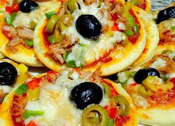مكوناتها في كل بيت.. طريقة عمل الميني بيتزا (بالخطوات)