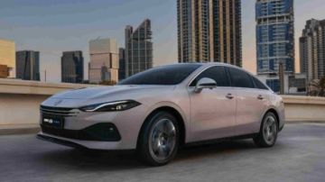 إم جي 8 PHEV السيدان تظهر لأول مرة