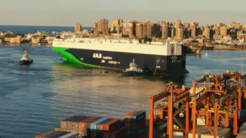 الأكبر في العالم .. ميناء الإسكندرية يستقبل ناقلة سيارات عملاقة صور