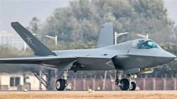 الصين تكشف عن مقاتلتها الشبحية جي 35 في معرض دبي للطيران