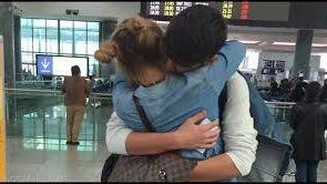 المرأة بحاجة للحصول على حضن أربع مرات يوميا.. استشاري صحة يوضح