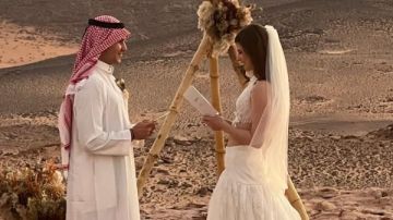 عروسان يختاران سرابيط الخادم لإحياء ليلة العمر بعيدا عن الأضواء والديكورات التقليدية