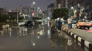 كثافات مرورية بسبب كسر ماسورة مياه بشارع التسعين في منطقة التجمع كثافات مرورية بسبب كسر ماسورة مياه بشارع التسعين في منطقة التجمع