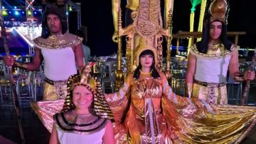 ليلة فرعونية.. السياح يرتدون الزي الفرعوني فى شرم الشيخ