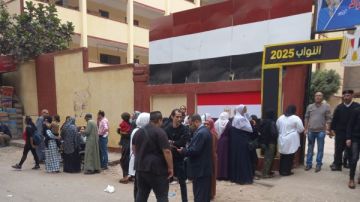 إقبال متوسط على مدرسة الشهيد مجند مصطفى سيد فؤاد في المطرية للإدلاء بصوتهم في انتخابات النواب.. صور