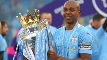 البرازيلي فيرناندينيو يعتزل كرة القدم بعد مسيرة استثنائية